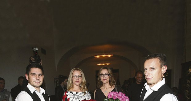 Kateřina a Jitka Bártů s obrovským ´VKV dortem´