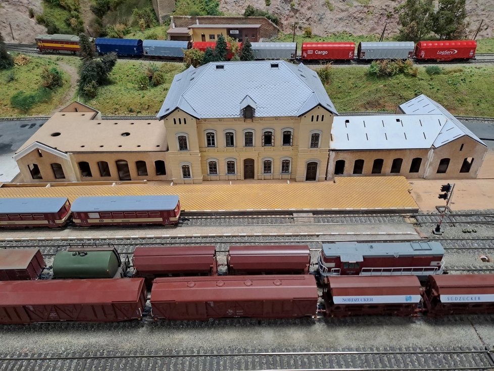 Kolejiště Klubu modelářů železnic sídlí na nové adrese - a to na Dukelské třídě 59b v Brně-Husovicích. Má rozlohu 72 m2, začalo vznikat v roce 1957. Nejstarší zachovalé díly jsou z roku 1974.