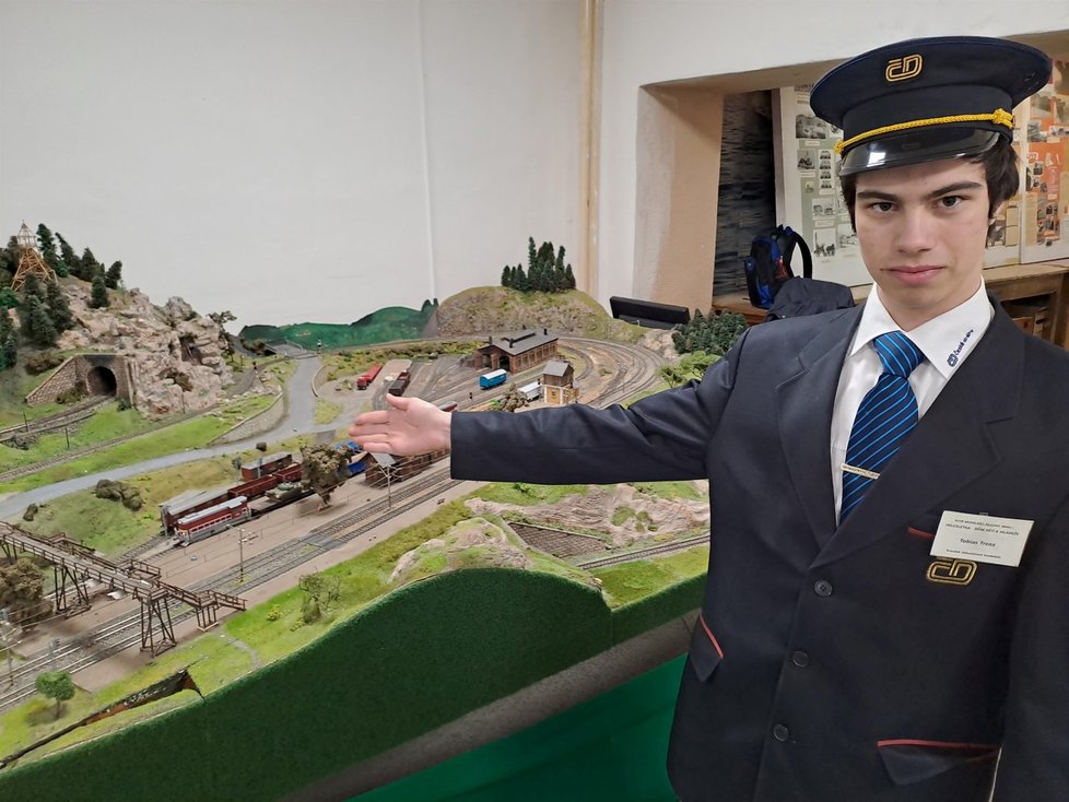 Člen Klubu modelářů železnic z Brna Tobias Trenz vypravuje vlaky stylově v opravdové uniformě ČD.