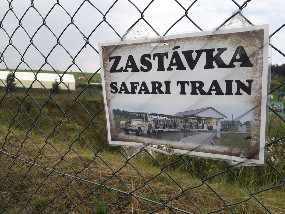 Zastávka safari vláčku. Třicet metrů od ní se odehrála tragédie, při které přišel o život pětiletý chlapec.