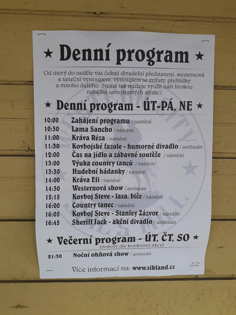 Šiklův Mlýn u Zvole nad Perštejnem. V pondělí byl bez programu, prázdný.