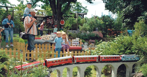 Děti i dospělí se mohou v zahradní železnici svézt vláčky, nebo se jen dívat na modely a jejich jízdu v tunelech, přes mosty a viadukty