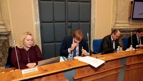 Ministr zdravotnictví Adam Vojtěch patrně nestihl snídani doma. Před jednáním vlády se musel posilnit. Premiér svolal ministry už na sedmou hodinu ráno (31. 1. 2018).