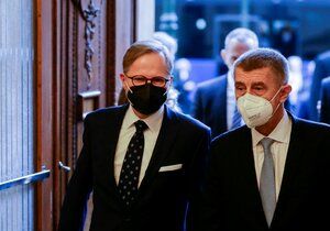 Andrej Babiš vítá nového premiéra Petra Fialu ve Strakově akademii (17. 12. 2021).