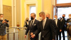Andrej Babiš vítá nového premiéra Petra Fialu ve Strakově akademii. (17.12.2021)