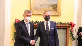 Andrej Babiš vítá nového premiéra Petra Fialu ve Strakově akademii. (17.12.2021)