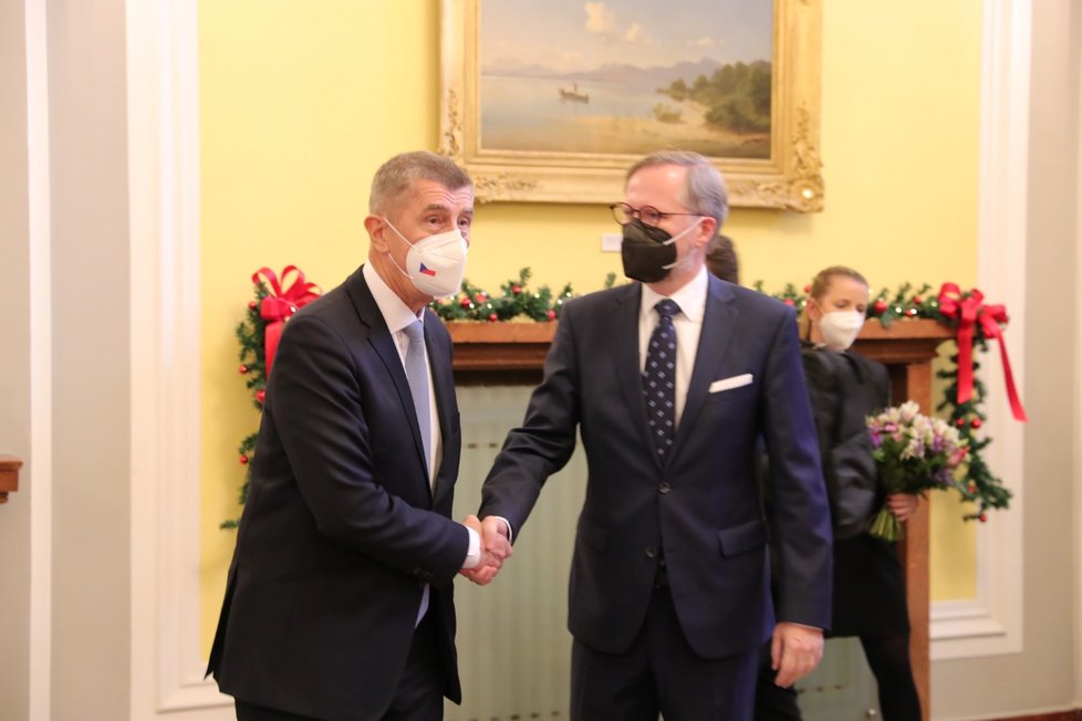 Andrej Babiš vítá nového premiéra Petra Fialu ve Strakově akademii (17. 12. 2021).