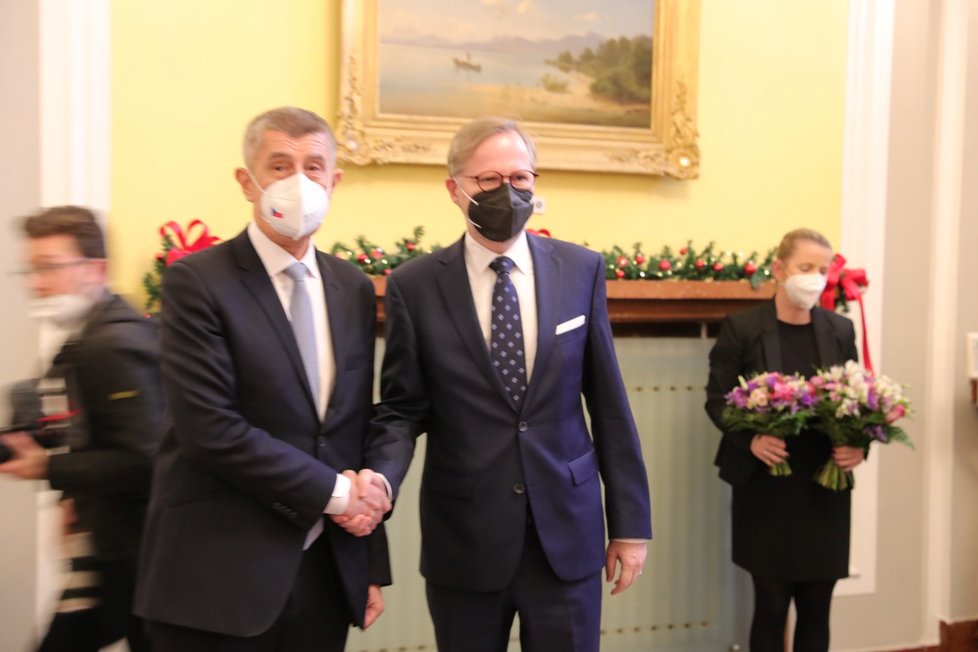 Andrej Babiš vítá nového premiéra Petra Fialu ve Strakově akademii. (17.12.2021)