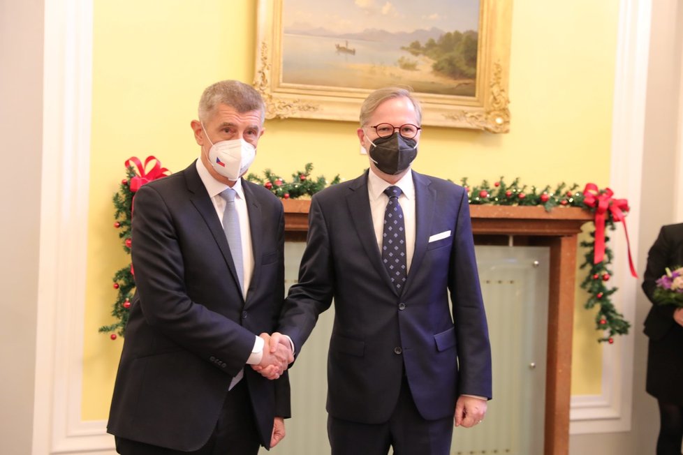 Andrej Babiš vítá nového premiéra Petra Fialu ve Strakově akademii (17. 12. 2021).