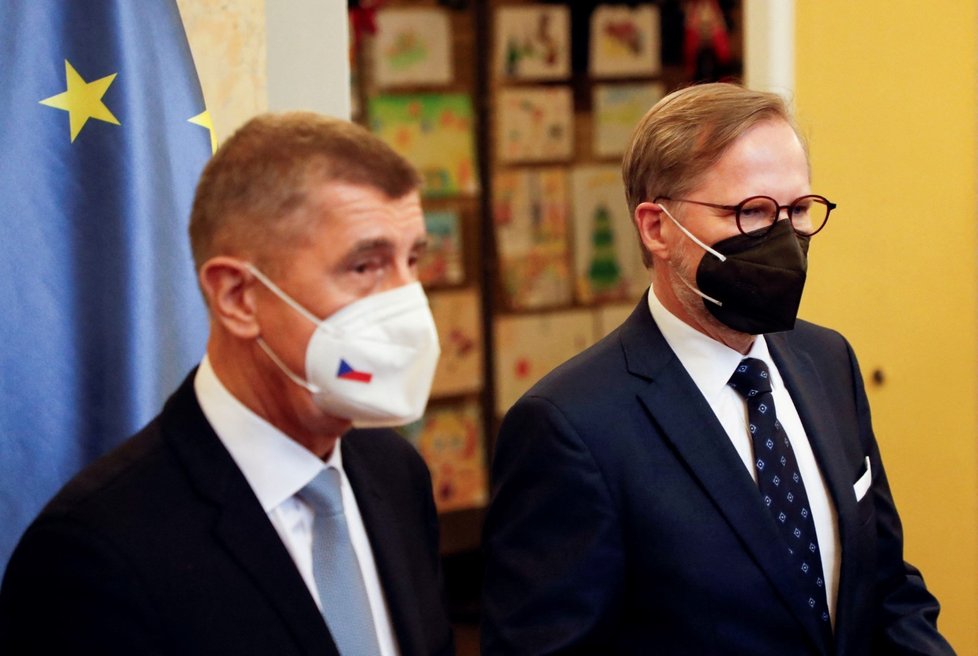 Andrej Babiš vítá nového premiéra Petra Fialu ve Strakově akademii. (17.12.2021)