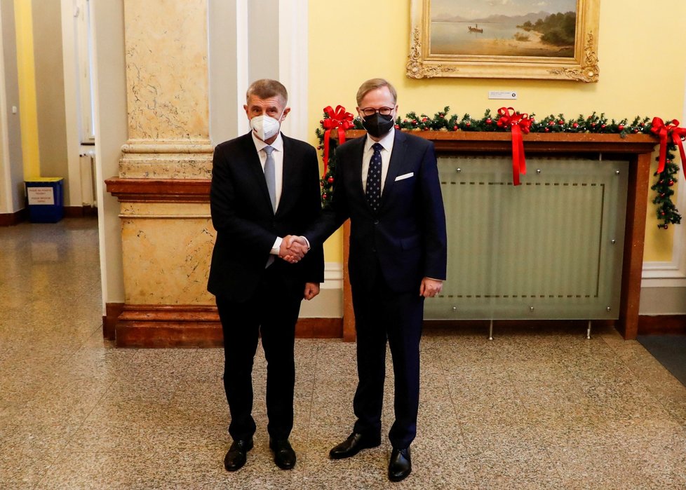 Andrej Babiš vítá nového premiéra Petra Fialu ve Strakově akademii (17. 12. 2021).