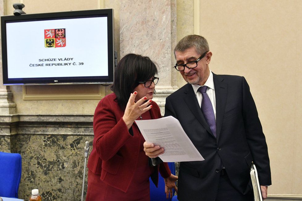 Andrej Babiš na vládě s ministryní financí Alenou Schillerovou