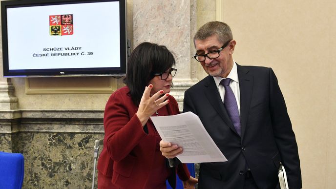 Andrej Babiš na vládě s ministryní financí Alenou Schillerovou