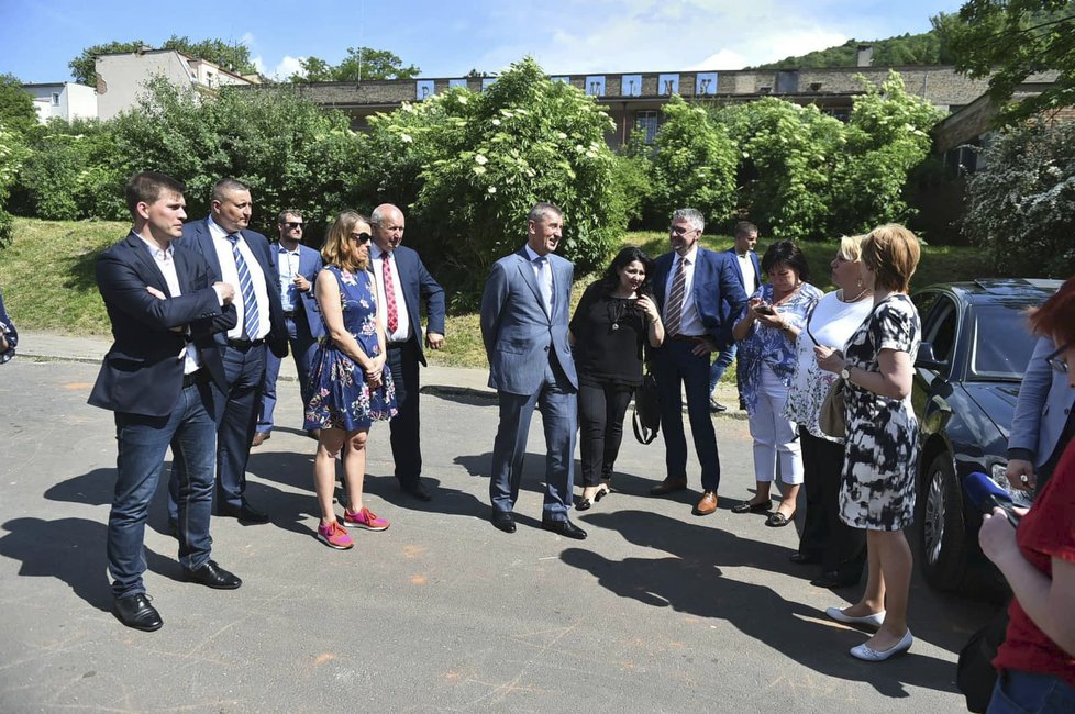 Premiér Andrej Babiš se svojí tehdejší vládou v roce 2018: Navštívil i čtvrť Střekov, kterou trápily ubytovny se sociálně slabými.