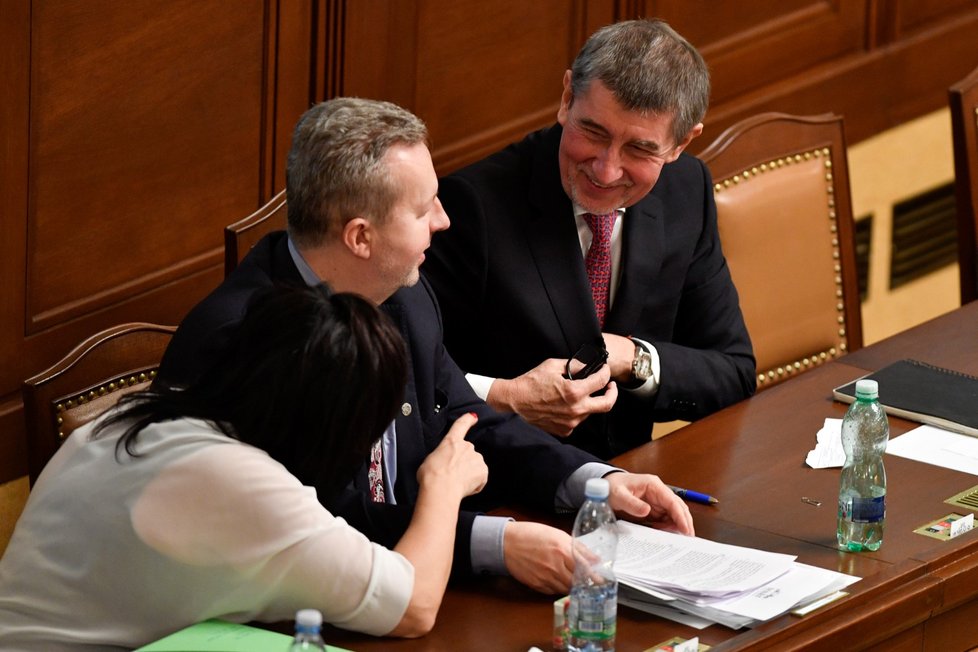 Premiér v demisi Andrej Babiš společnosti ministrů Richarda Brabce a Aleny Schillerové během hlasování o důvěře vládě