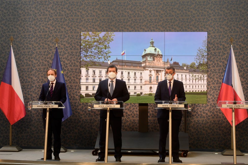 Ministr zahraničních věcí Jakub Kulhánek (ČSSD), ministr vnitra Jan Hamáček (ČSSD) a premiér Andrej Babiš (ANO) na tiskové konferenci před jednáním vlády (22.4.2021)