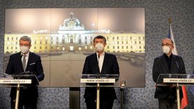 Ministr dopravy, průmyslu a obchodu Karel Havlíček (za ANO), premiér Andrej Babiš (ANO) a ministr zdravotnictví Jan Blatný (za ANO) na tiskové konferenci po jednání vlády (25.2.2021)