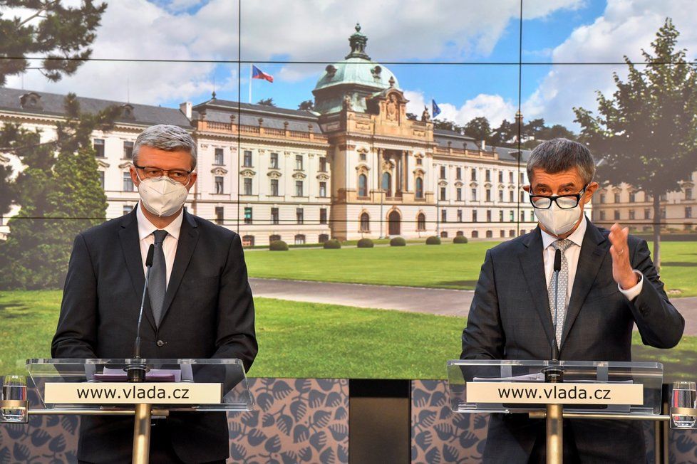 Ministr dopravy, průmyslu a obchodu Karel Havlíček (ANO) a premiér Andrej Babiš (ANO) na tiskové konferenci po jednání vlády ohledně dalších opatřeních proti epidemii koronaviru (21. 10. 2020)