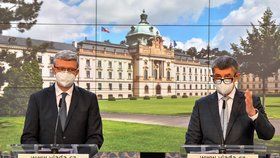Ministr dopravy průmyslu a obchodu Karel Havlíček (ANO) a premiér Andrej Babiš (ANO) na tiskové konferenci po jednání vlády ohledně dalších opatření proti epidemii koronaviru (21.10.2020)
