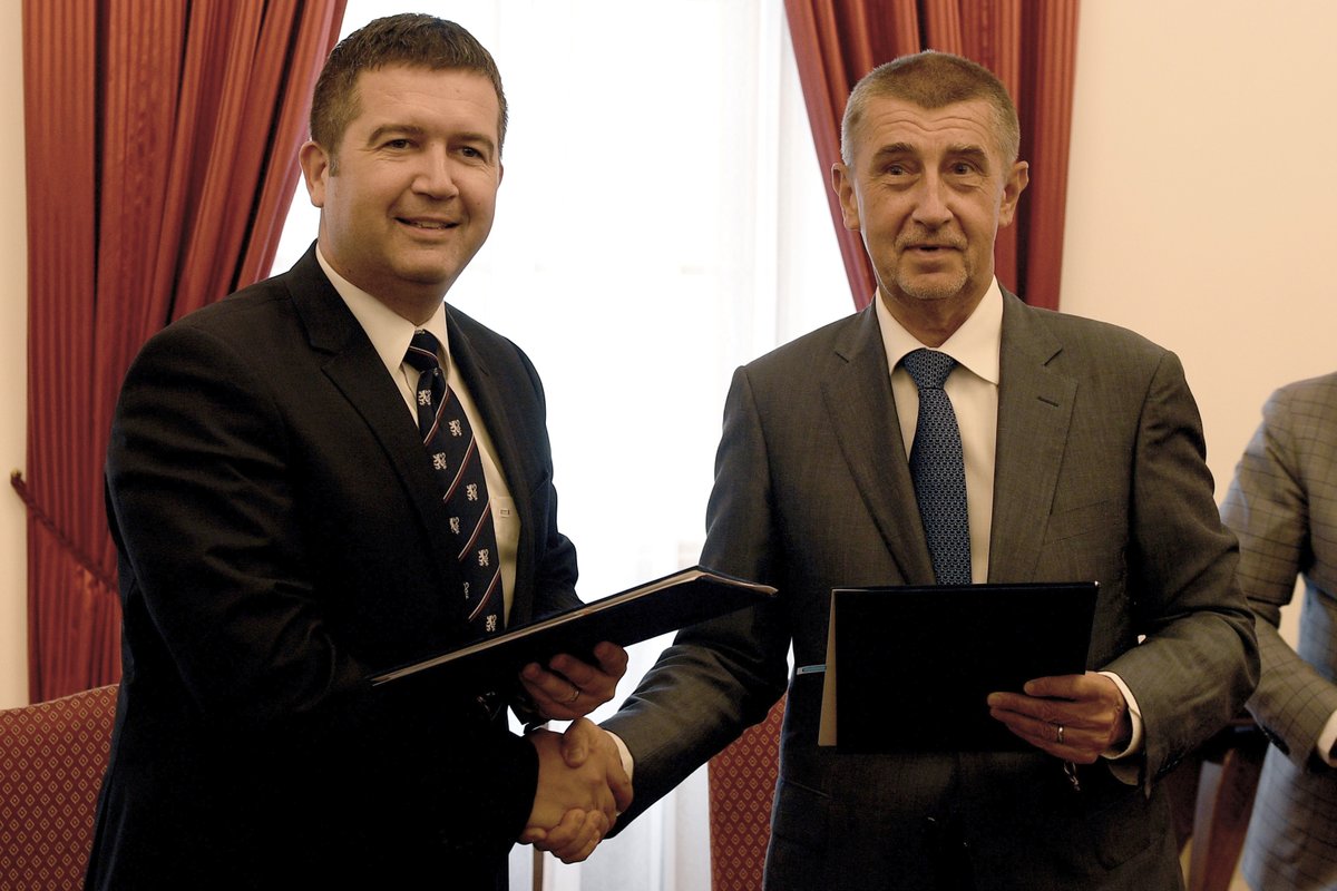 Před podpisem koaliční smlouvy podepsal Babiš tzv. toleranční patent s KSČM. Bez přítomnosti novinářů. Ti do místnosti vpuštěni nebyli. Zřejmě se asi za fotku s »rudými« styděl.