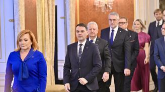 Babišův dream team nastupuje hřiště aneb Jedenáctkrát poprvé v české politice Babišův dream team nastupuje hřiště aneb Jedenáctkrát poprvé v české politice