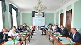 Jednání ve Strakově akademii s Andrejem Babišem, s hygieniky, zástupci Slavie, Sparty, Plzně, Liberce a LFA. (17.8.2020)