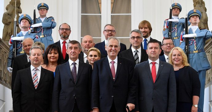 První společné foto druhé vlády Andreje Babiše. Taťána malá je vidět mezi premiérem a prezidentem Milošem Zemanem.