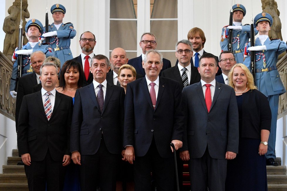 První společné foto druhé vlády Andreje Babiše. Taťána malá je vidět mezi premiérem a prezidentem Milošem Zemanem.