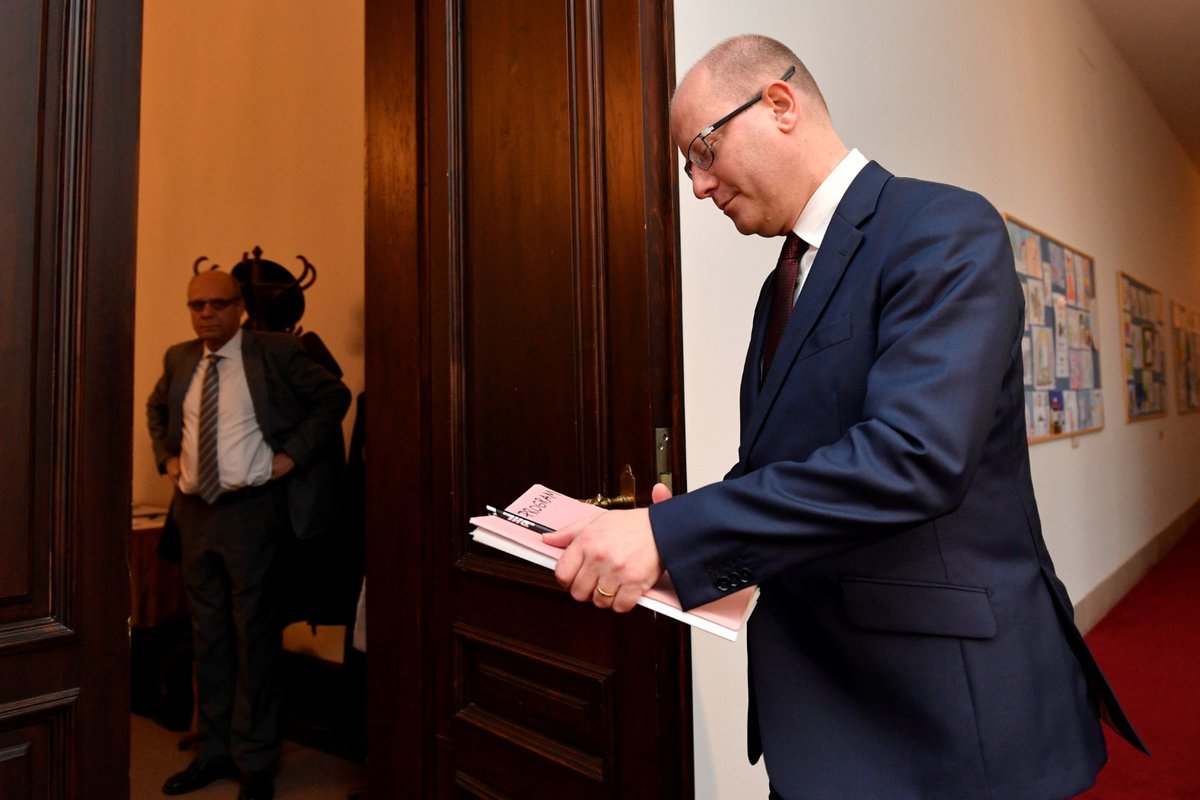 Premiér Bohuslav Sobotka (ČSSD) přichází na jedno z posledních zasedání vlády. Ministři na něm schválili svou demisi. Plní tak další povolební krok