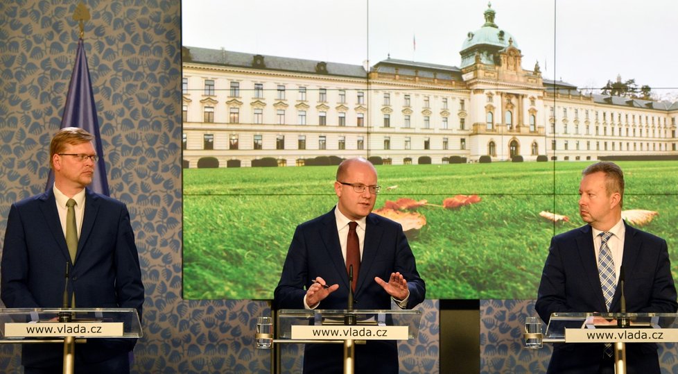 Vláda Bohuslava Sobotky schválila 29. listopadu svou demisi. Koalice i premiér vydrželi celé čtyřleté volební období. Jako premiérovi se to v historii ČR povedlo už jen Miloši Zemanovi a Václavu Klausovi