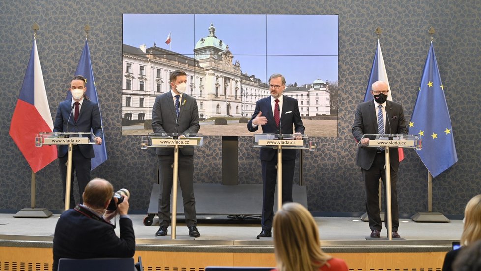 Zleva ministr pro místní rozvoj Ivan Bartoš, ministr vnitra Vít Rakušan, premiér Petr Fiala a ministr zdravotnictví Vlastmil Válek na tiskové konferenci po schůzi vlády v Praze (23. 2. 2022)