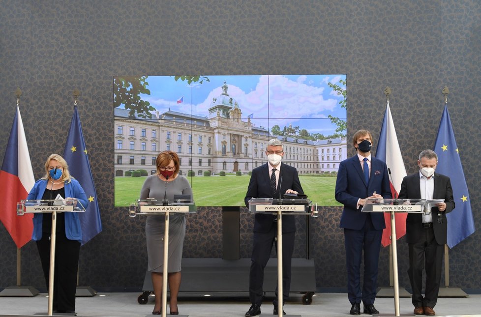 Zleva ministryně pro místní rozvoj Klára Dostálová, ministryně financí Alena Schillerová, ministr průmyslu a obchodu a dopravy Karel Havlíček, ministr zdravotnictví Adam Vojtěch a ministr kultury Lubomír Zaorálek vystoupili v Praze na tiskové konferenci po jednání vlády (14. 6. 2021)