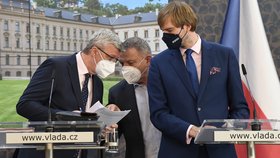 Zleva ministr průmyslu a obchodu a dopravy Karel Havlíček, ministr zdravotnictví Adam Vojtěch a ministr kultury Lubomír Zaorálek vystoupili v Praze na tiskové konferenci po jednání vlády (14. 6. 2021)