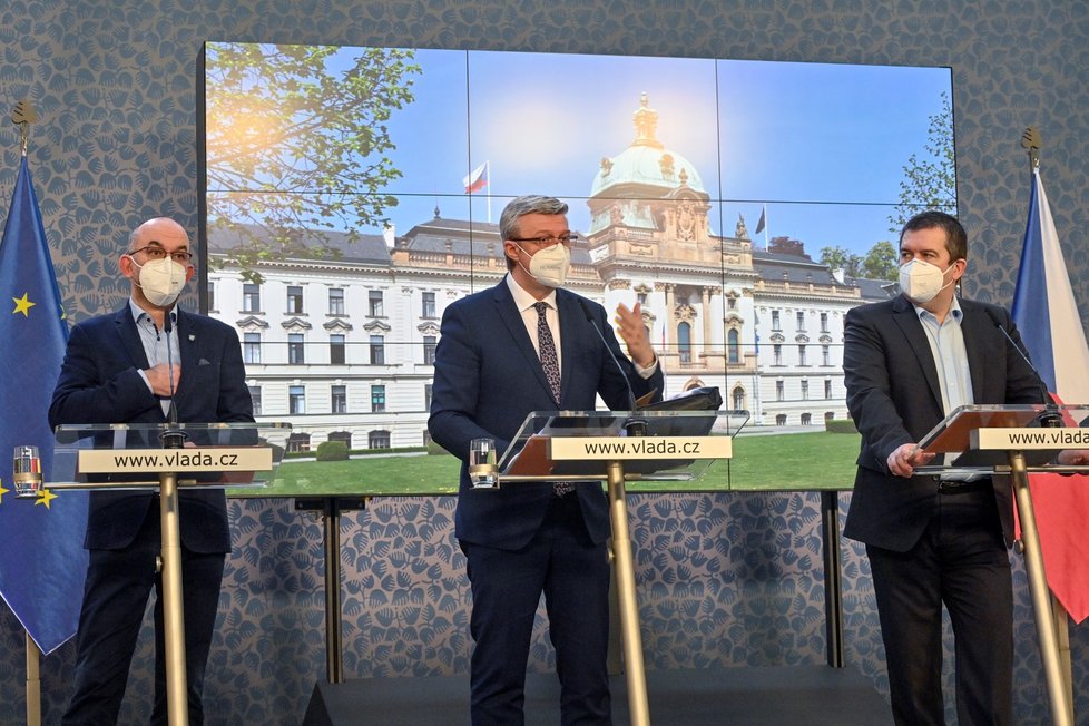 Zleva ministr zdravotnictví Jan Blatný, ministr průmyslu a obchodu a ministr dopravy Karel Havlíček (oba za ANO) a ministr vnitra Jan Hamáček (ČSSD) vystoupili na tiskové konferenci po schůzi vlády (22. 3. 2021).