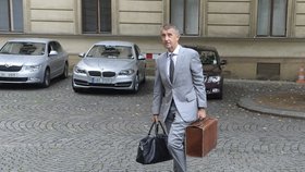 Vicepremiér Andrej Babiš přichází na jednání na Úřad vlády.