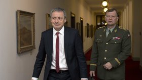 Ministr obrany Martin Stropnický a náčelník generálního štábu Josef Bečvář přichází 22. března na mimořádné zasedání k teroristickým útokům v Bruselu.