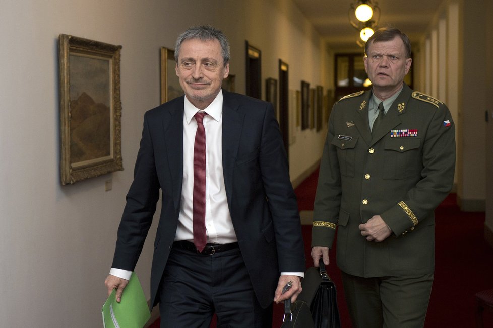 Ministr obrany Martin Stropnický a náčelník generálního štábu Josef Bečvář přichází na mimořádné zasedání k teroristickým útokům v Bruselu.