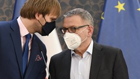 Zleva ministr zdravotnictví Adam Vojtěch a ministr kultury Lubomír Zaorálek vystoupili v Praze na tiskové konferenci po jednání vlády (14. 6. 2021)