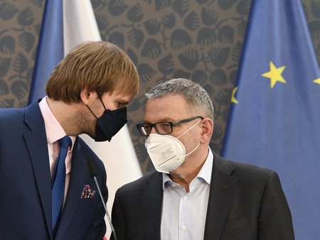 Zleva ministr zdravotnictví Adam Vojtěch a ministr kultury Lubomír Zaorálek vystoupili v Praze na tiskové konferenci po jednání vlády (14. 6. 2021)