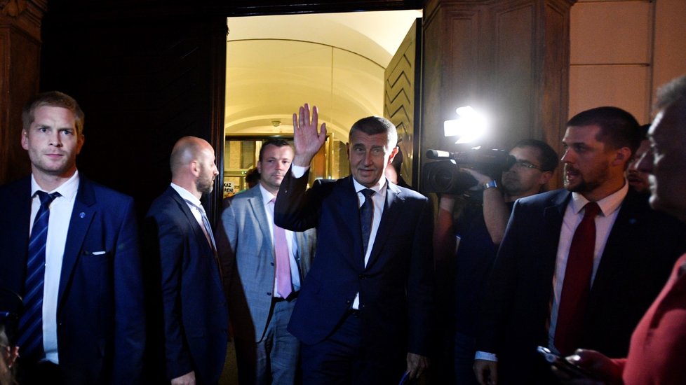 Na Babiše létaly před Sněmovnou lahve z řad demonstrantů. Z jednání o důvěře ho vyhnala opozice.