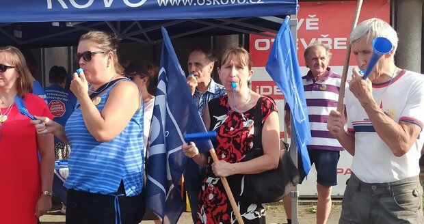 „Vláda nás žene do chudoby.“ Odboráři spustili sérii protestů, ve Strakonicích jich bylo 200