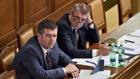 Premiér Andrej Babiš (ANO) během jednání Sněmovny spolu s vicepremiérem Janem Hamáčkem (ČSSD)