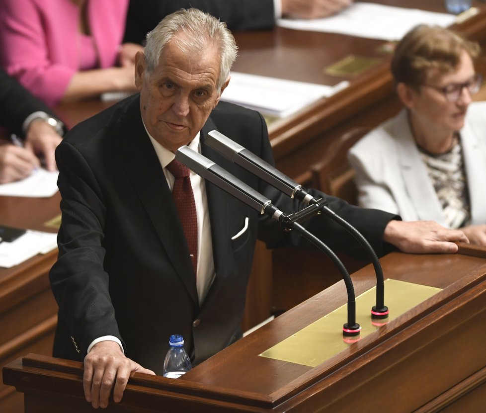 Miloš Zeman během jednání Sněmovny o důvěře