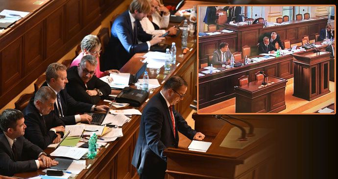 Jednání o důvěře trvá už hodiny. Ministři musejí být přítomní a hlásit se i o cestu na záchod