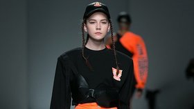 Módní přehlídka na šanghajském fashion weeku. Během této akce Vlada ztratila vědomí.