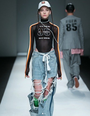 Módní přehlídka na šanghajském fashion weeku. Během této akce Vlada ztratila vědomí.