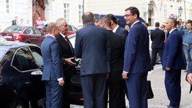 Prezident Miloš Zeman odchází z poslanecké sněmovny, kde měl projev k středečnímu hlasování o důvěře vládě.
