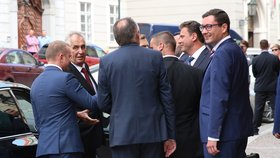 Prezident Miloš Zeman odchází z poslanecké sněmovny, kde měl projev k středečnímu hlasování o důvěře vládě.