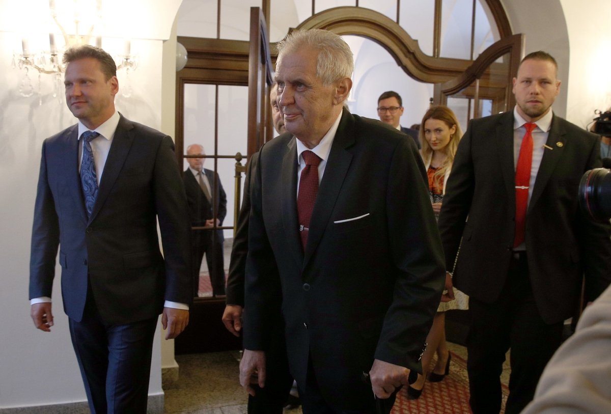Prezident Miloš Zeman odchází z poslanecké sněmovny kde měl projev k středečnímu hlasování o důvěře vládě