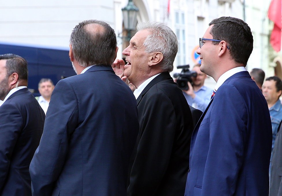 Prezident Miloš Zeman odchází z poslanecké sněmovny kde měl projev k středečnímu hlasování o důvěře vládě